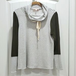 Hailey  & Co, woman's long sleeve shirt, size large